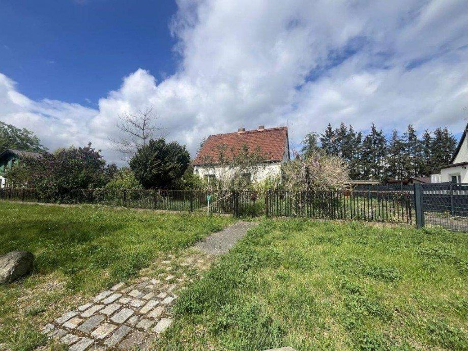 Blick von der Stra�e auf das Grundst�ck Einfamilienhaus Senftenberg OT Sedlitz